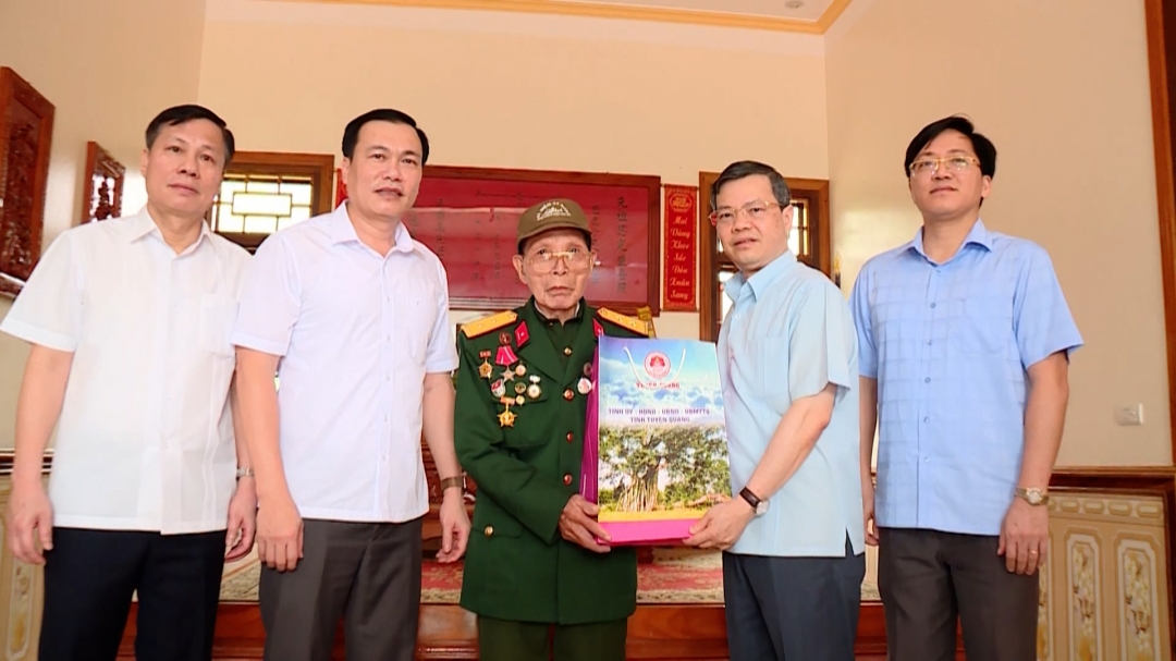 (TTV) Đồng chí Chủ tịch UBND tỉnh thăm, tặng quà chiến sỹ Điện Biên tại huyện Chiêm Hóa