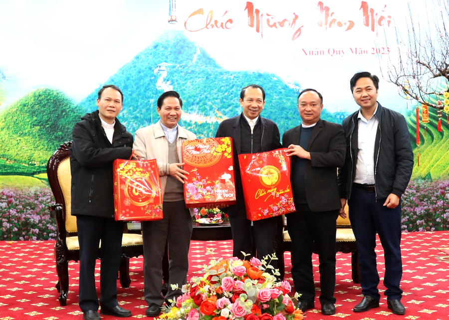 Giáo xứ Tân Quang, Vĩnh Tuy chúc tết UBND tỉnh