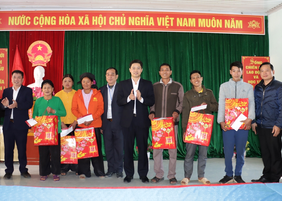 Trưởng Ban Tuyên giáo Tỉnh ủy Vũ Mạnh Hà thăm, tặng quà Tết tại Vị Xuyên và Hoàng Su Phì