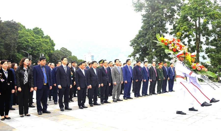 Các đồng chí lãnh đạo tỉnh dâng hoa Tượng đài Bác Hồ và viếng các Anh hùng liệt sỹ nhân dịp Tết Nguyên đán Quý Mão