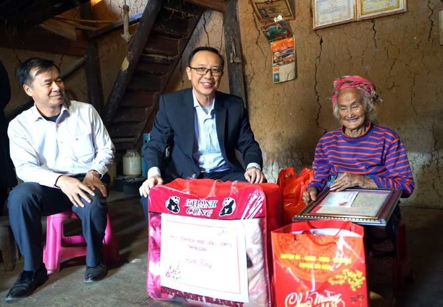 Phó Bí thư Thường trực Tỉnh ủy, Chủ tịch HĐND tỉnh Thào Hồng Sơn thăm, chúc Tết tại huyện Xín Mần