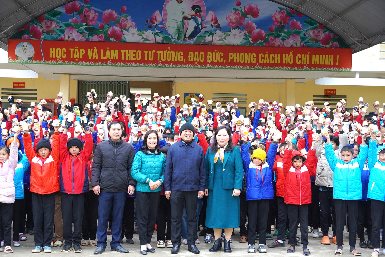 Ông Đoàn Ngọc Hải - Nguyên Phó Chủ tịch UBND quận 1, Thành phố Hồ Chí Minh tặng quà học sinh Mèo Vạc
