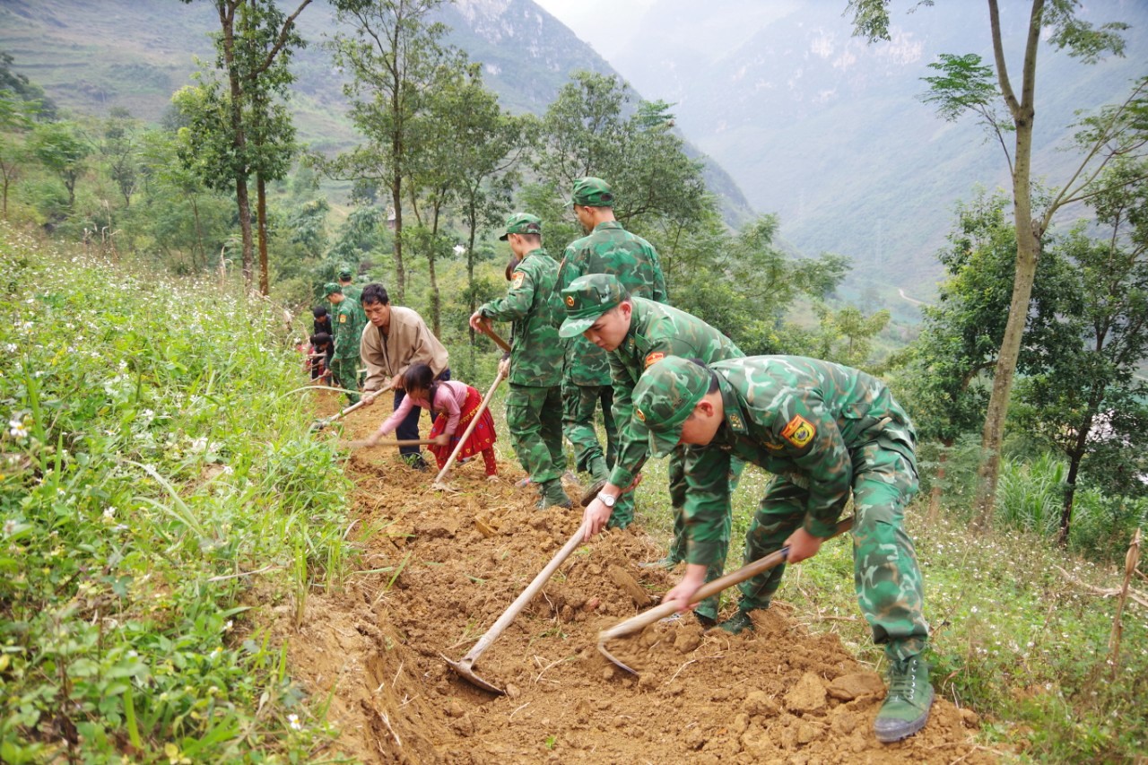 Mèo Vạc: Khánh thành bàn giao đường giao thông nông thôn và tặng quà tại xã Sơn Vĩ
