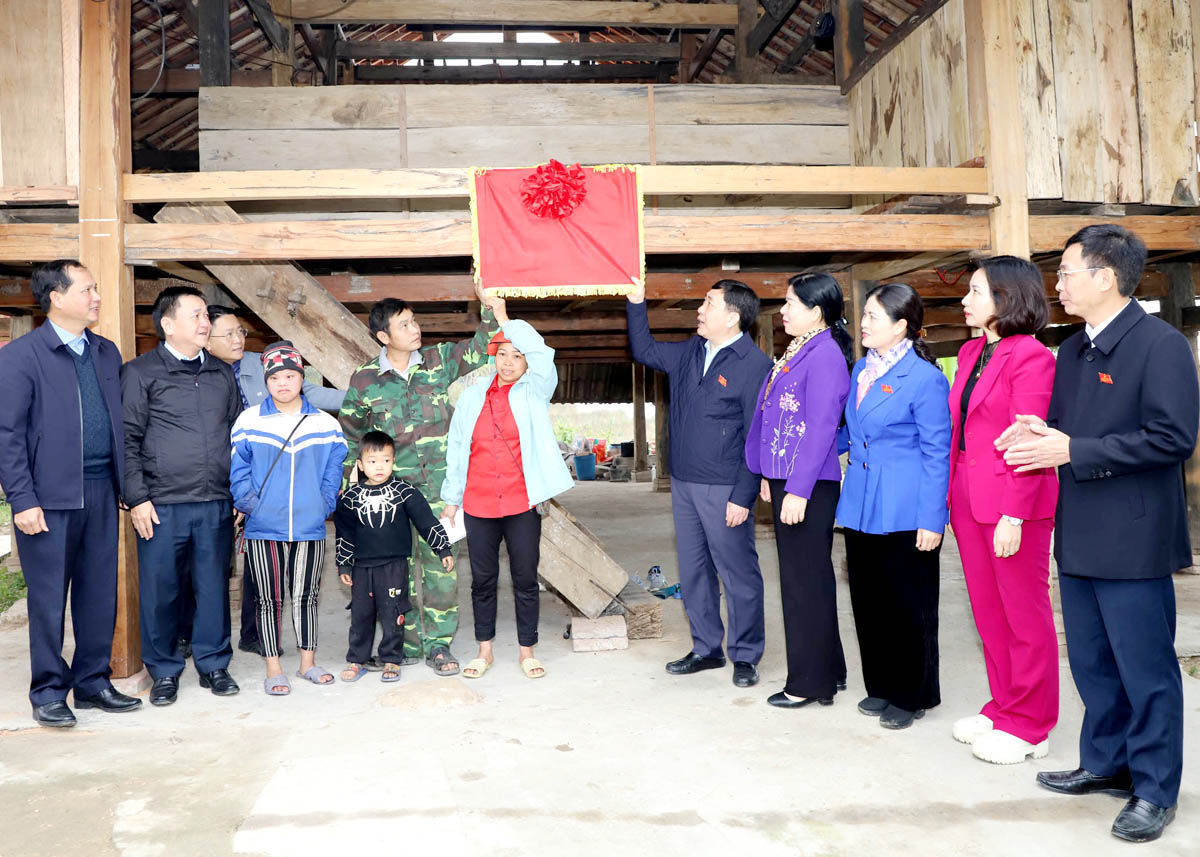 Quyền Bí thư Tỉnh uỷ Nguyễn Mạnh Dũng dự khánh thành nhà ở mới