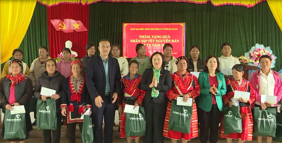 Đoàn ĐBQH khóa XV tỉnh Hà Giang tặng quà tại huyện Quang Bình