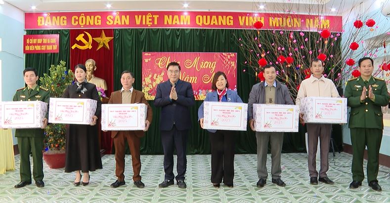 Phó Chủ tịch TT UBND tỉnh Hoàng Gia Long thăm, tặng quà tại huyện Vị Xuyên