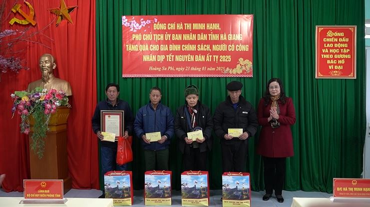 Phó Chủ tịch UBND tỉnh Hà Thị Minh Hạnh tặng quà Tết tại huyện Hoàng Su Phì