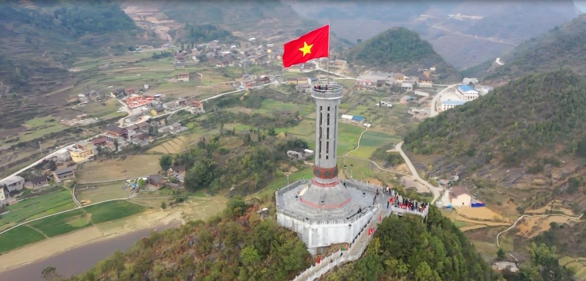 Đồng Văn: Lễ chào cờ đầu năm mới tại cột cờ quốc gia Lũng Cú