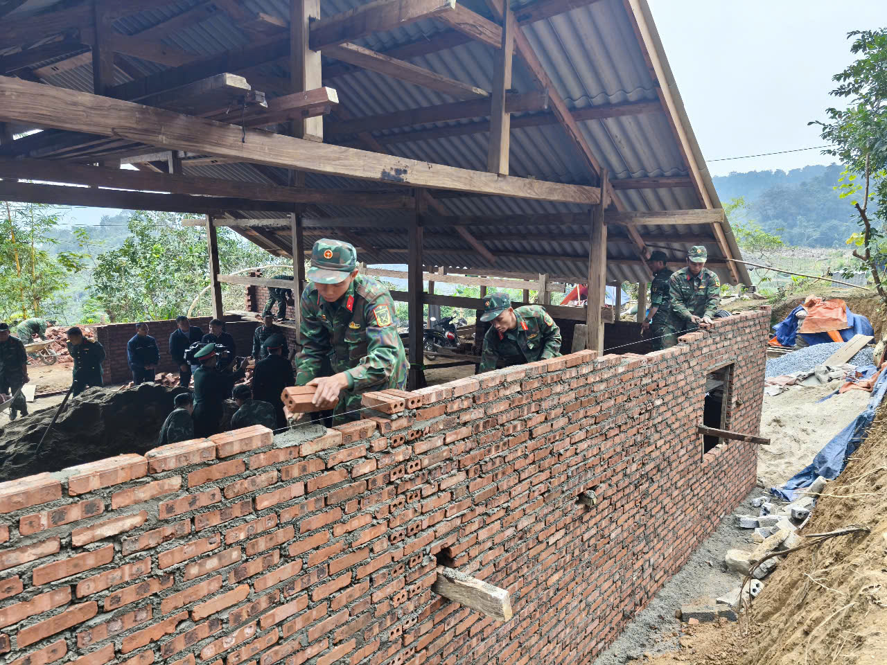Bộ Chỉ huy Quân sự tỉnh Hà Giang tích cực tham gia xóa nhà tạm, nhà dột nát trên địa bàn tỉnh