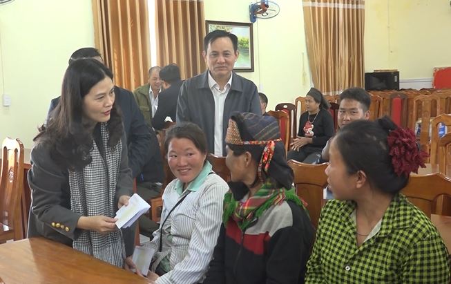 Phó Chủ tịch UBND tỉnh Vương Ngọc Hà tặng quà tết tại Bắc Mê