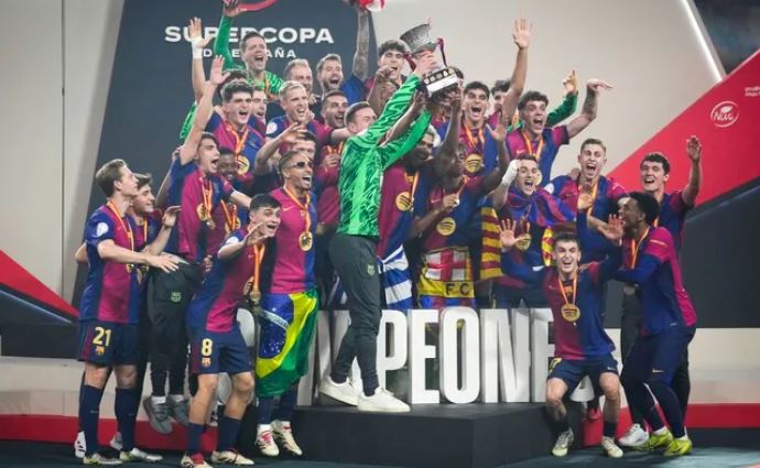 Thiệt người vì thẻ đỏ, Barca vẫn thắng đậm Real Madrid để đăng quang Siêu cúp Tây Ban Nha