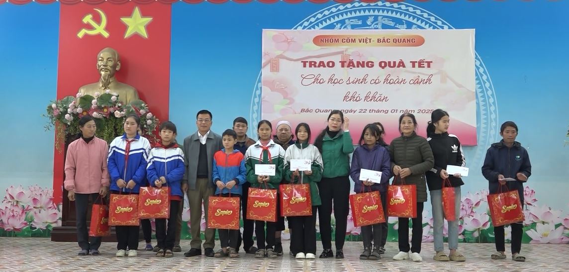 Nhóm cốm Việt Bắc Quang tặng quà Tết cho học sinh