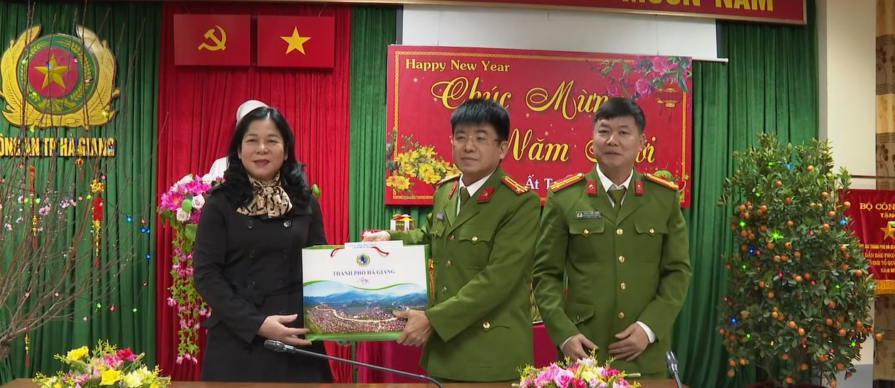 Bí thư Thành ủy Hà Giang Chúng Thị Chiên thăm, tặng quà đơn vị trực Tết