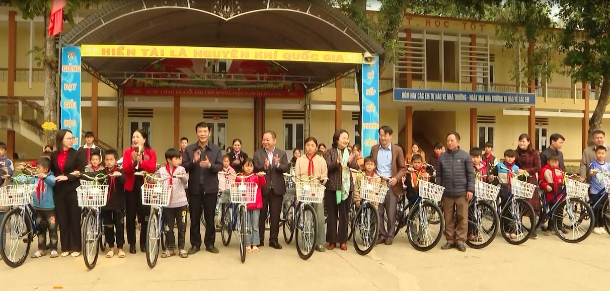 Đoàn ĐBQH khóa XV tỉnh Hà Giang trao tặng xe đạp cho học sinh tại xã Phong Quang, huyện Vị Xuyên