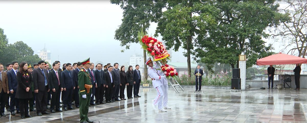 Lễ dâng hoa Tượng đài Bác Hồ và viếng các anh hùng liệt sĩ
