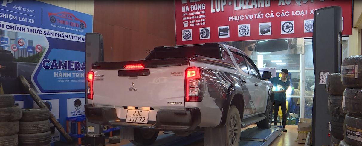 Dịch vụ bảo dưỡng chăm sóc ô tô, xe máy đắt khách dịp cận Tết