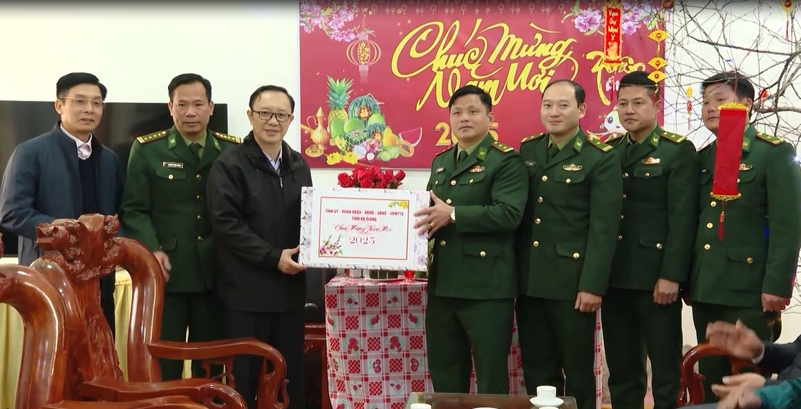 Phó Bí thư TT Tỉnh ủy, Chủ tịch HĐND tỉnh Thào Hồng Sơn tặng quà Tết tại Quản Bạ