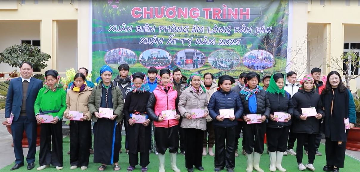Phó Chủ tịch UBND tỉnh Vương Ngọc Hà tặng quà Tết tại huyện Hoàng Su Phì