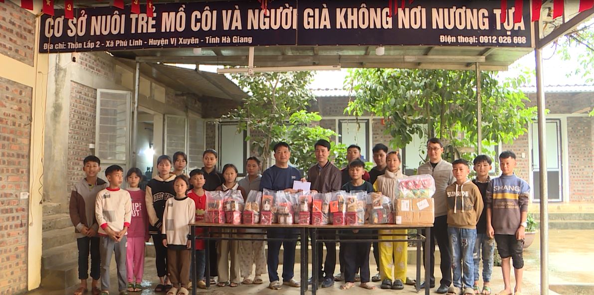 Công ty Xổ số kiến thiết Hà Giang thăm, tặng quà cơ sở Bảo trợ xã hội Dương Hiển