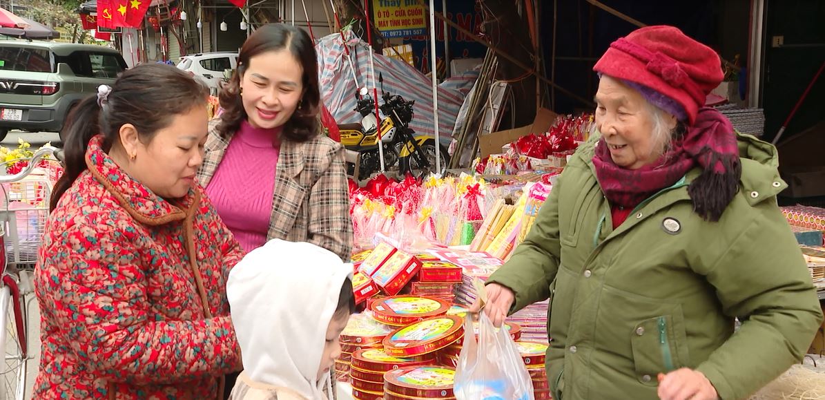 Tiểu thương Hà Giang phấn khởi mở hàng khai Xuân