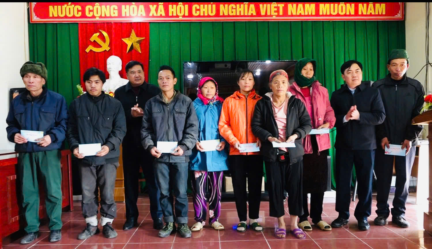 Phó Chủ tịch TT HĐND tỉnh Hầu Minh Lợi tặng quà tại huyện Quản Bạ