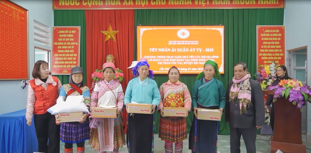 Hội Chữ thập đỏ tỉnh tặng quà Tết cho các hộ có hoàn cảnh khó khăn tại huyện Xín Mần