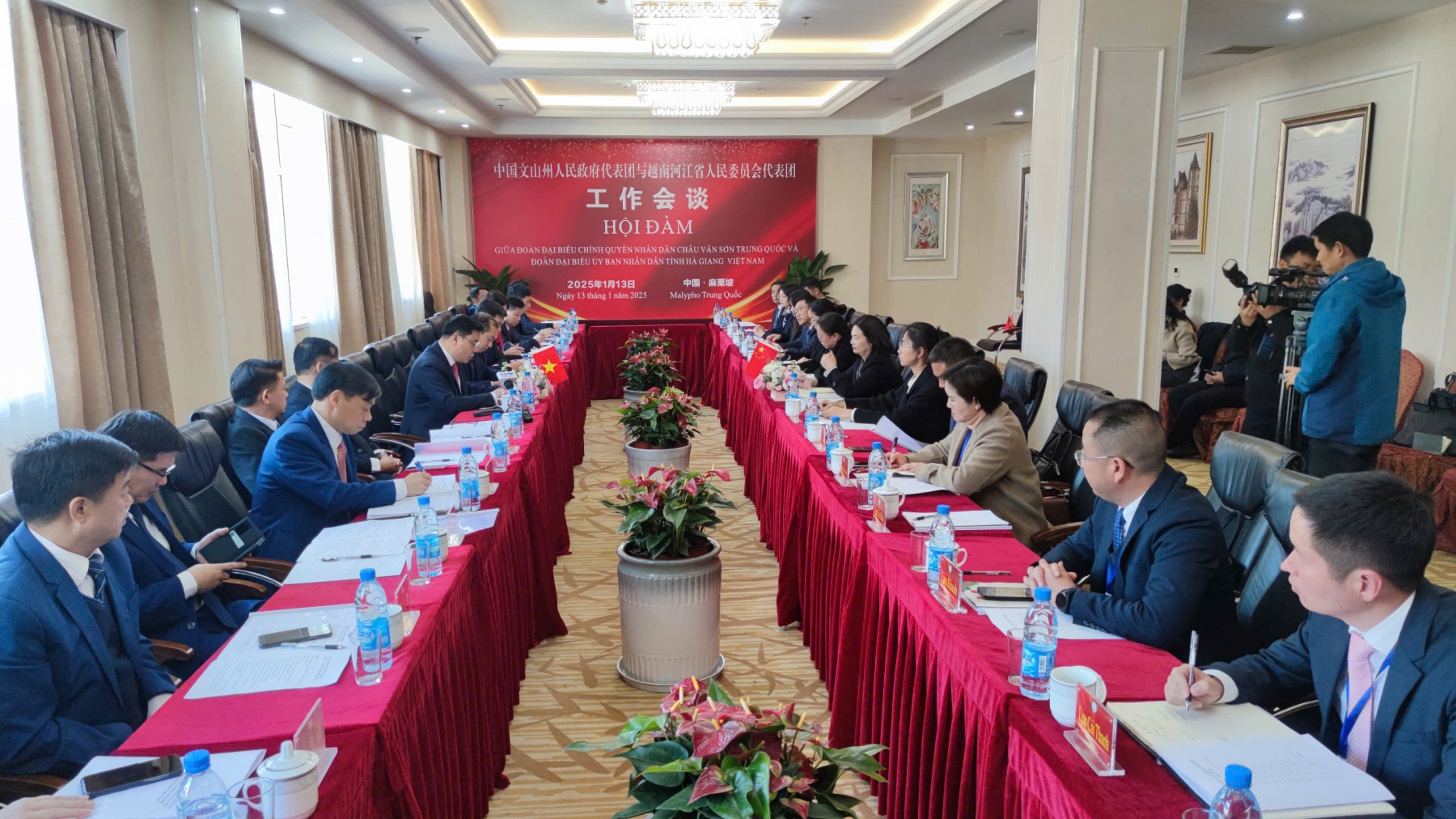 Hội đàm giữa đoàn đại biểu tỉnh Hà Giang và đoàn đại biểu châu Văn Sơn