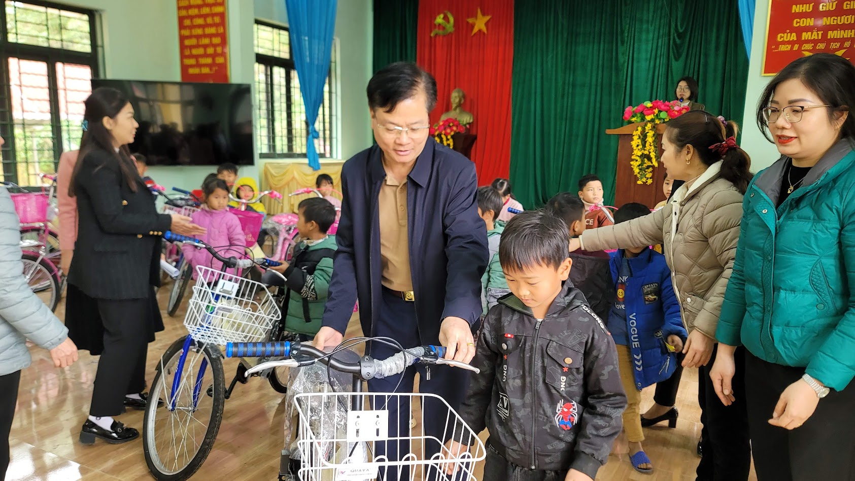 Chủ nhiệm UBKT Tỉnh ủy Trần Quang Minh trao xe đạp cho học sinh nghèo xã Hữu Sản (Bắc Quang)