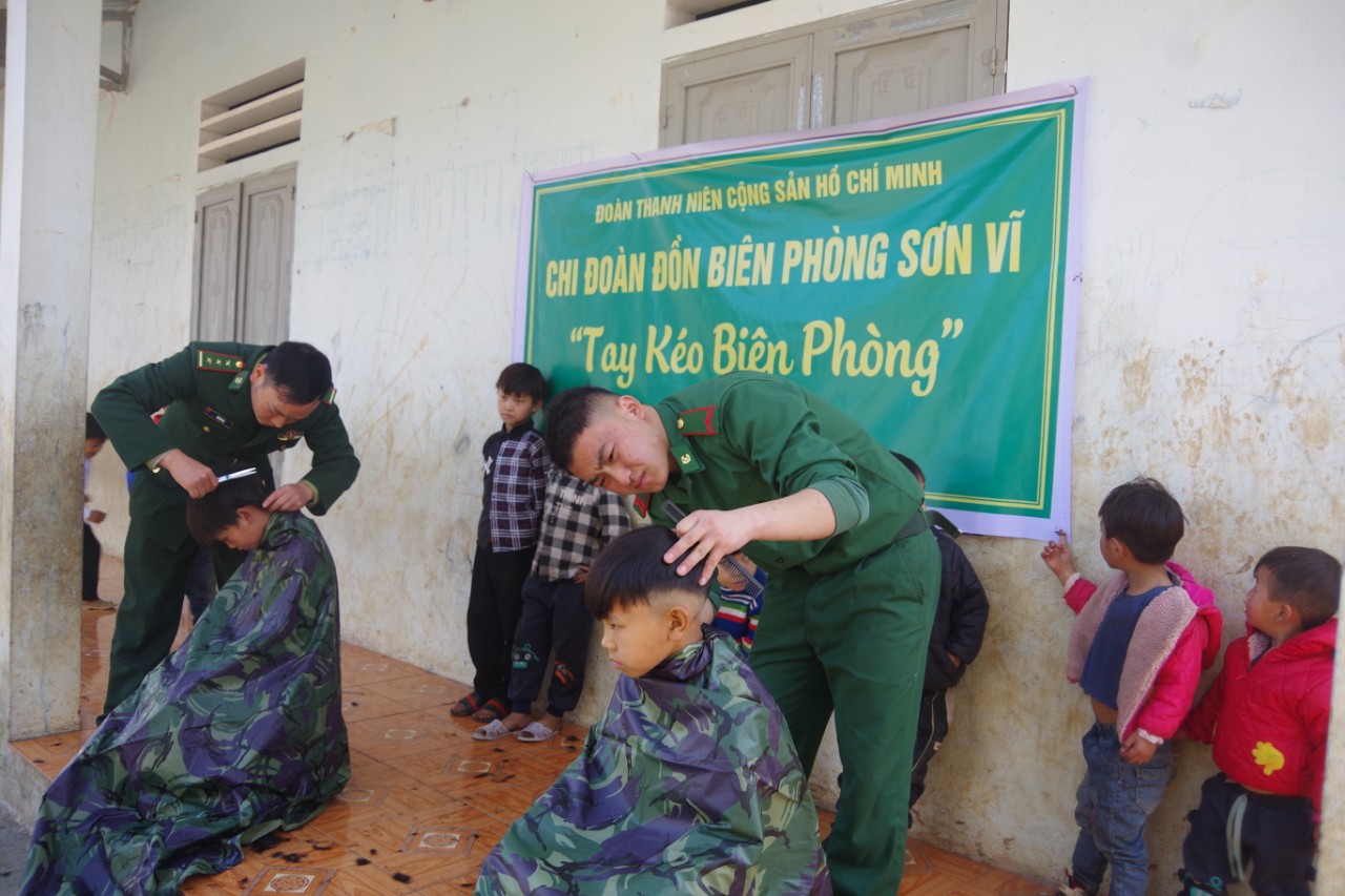 Đồn Biên phòng Sơn Vĩ thực hiện Chương trình "Tay kéo Biên phòng"
