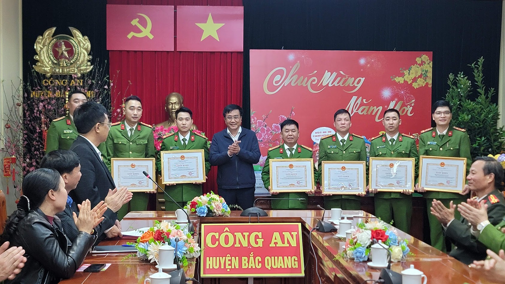 Huyện Bắc Quang khen thưởng đột xuất tập thể, cá nhân Công an huyện nhanh tróng phá án dịp cận Tết Nguyên đán