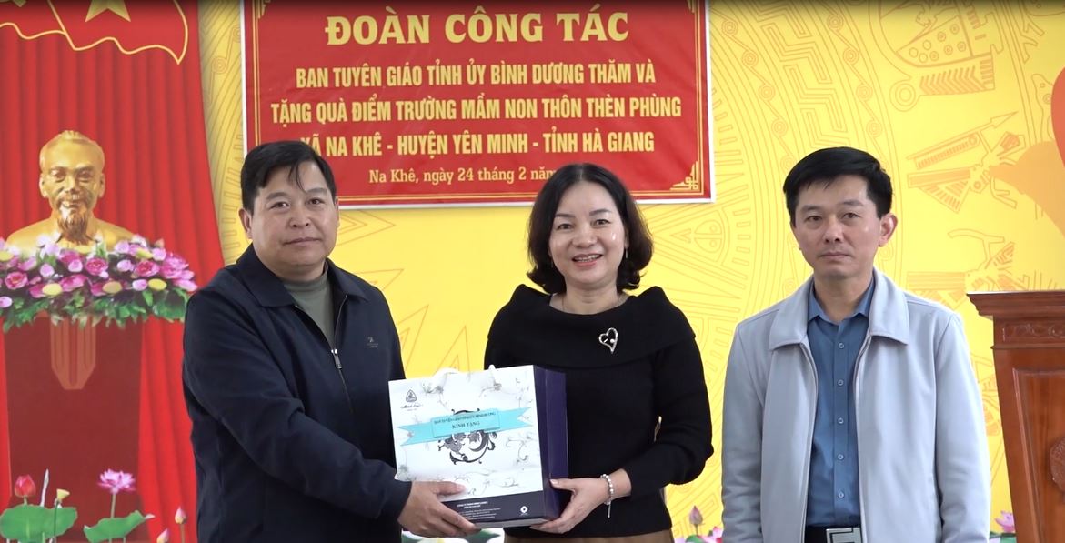Yên Minh: Đoàn công tác Ban Tuyên giáo Tỉnh ủy Bình Dương tặng quà xã Na Khê