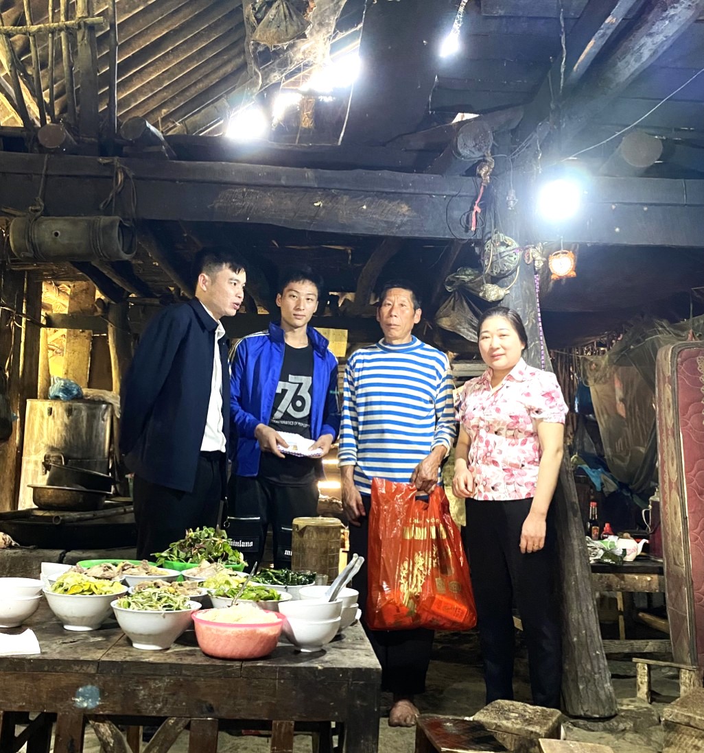 Niềm vui bất ngờ trước giờ nhập ngũ của Mua Mí Lình