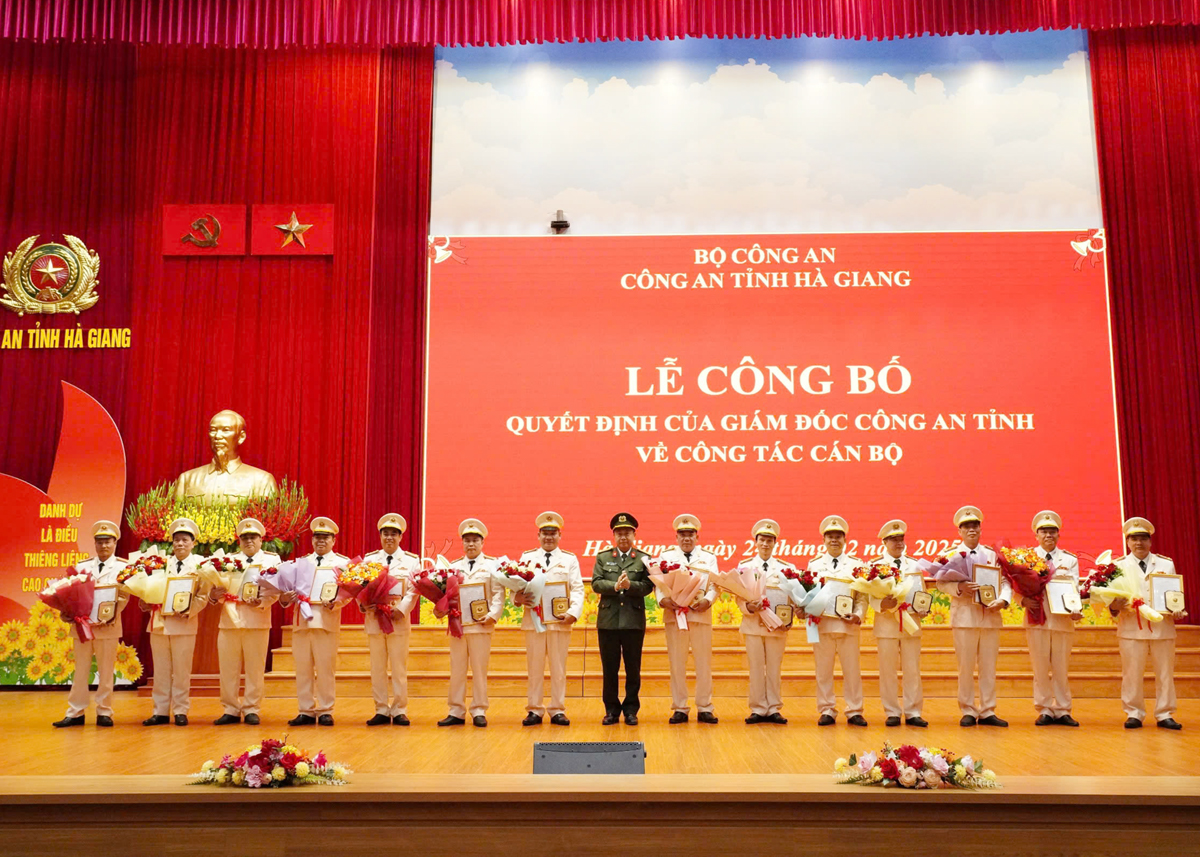 14 đồng chí lãnh đạo cấp phòng thuộc Công an tỉnh Hà Giang nghỉ hưu trước tuổi