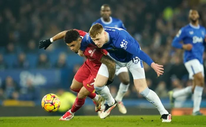 Liverpool đánh rơi điểm ở phút 90+8