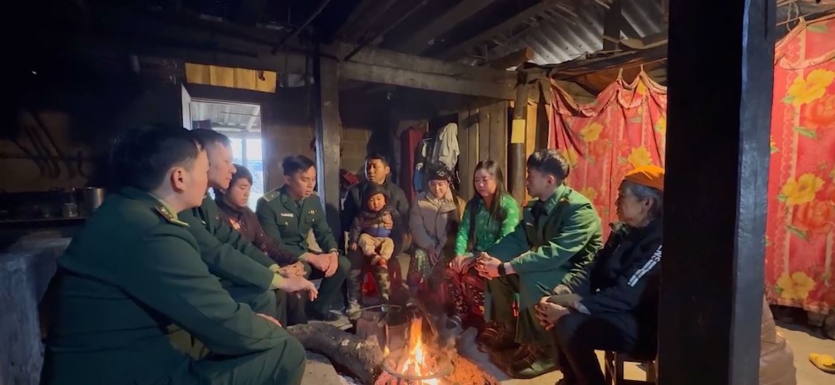 Bộ đội Biên phòng tỉnh tuyên truyền, vận động nhân dân chống giá rét cho người, vật nuôi