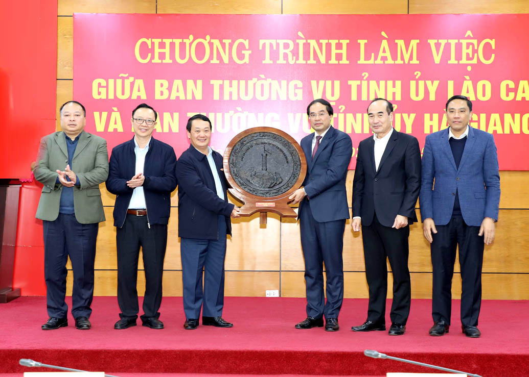 Đoàn công tác của BTV Tỉnh ủy Hà Giang làm việc với BTV Tỉnh ủy Lào Cai