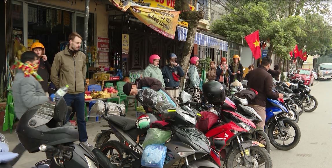 Sôi động dịch vụ cho thuê xe máy và dẫn khách du lịch đầu năm