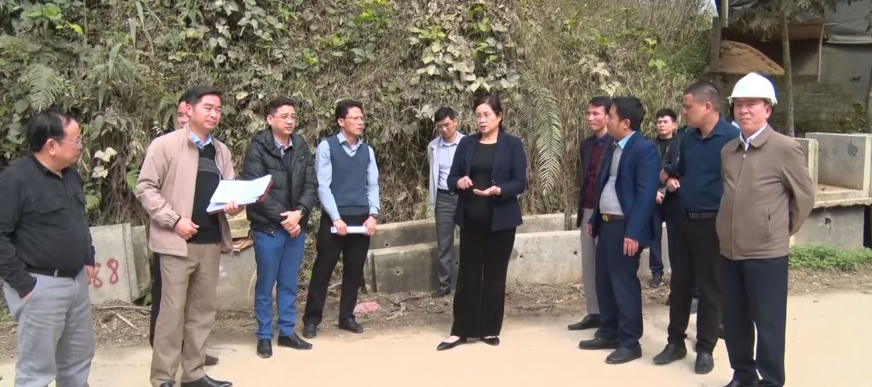 Phó Chủ tịch UBND tỉnh Hà Thị Minh Hạnh kiểm tra tiến độ thi công dự án đường Yên Bình- Cốc Pài