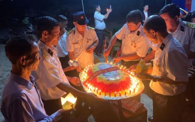 Thả vòng hoa tưởng niệm các liệt sỹ hy sinh bảo vệ đảo Gạc Ma