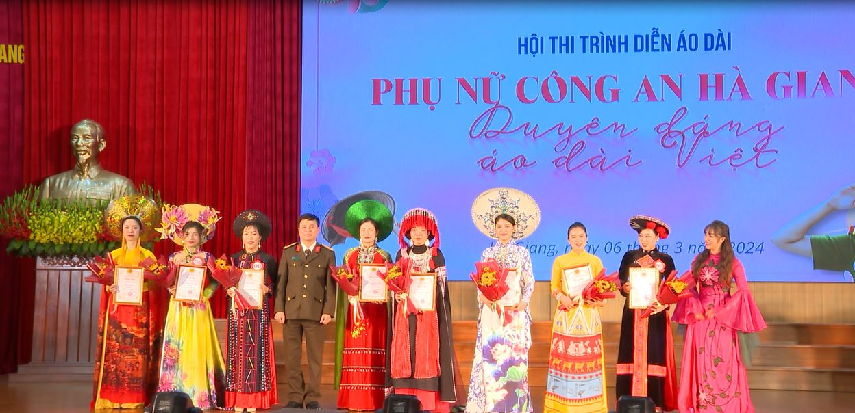 Phụ nữ Công an Hà Giang duyên dáng áo dài Việt