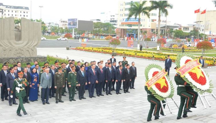 Tổng Bí thư Tô Lâm dâng hương tưởng niệm các Anh hùng liệt sĩ tại Đà Nẵng
