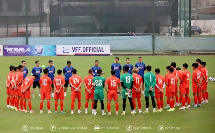 Đội tuyển U22 Việt Nam hứng khởi bước vào buổi tập đầu tiên