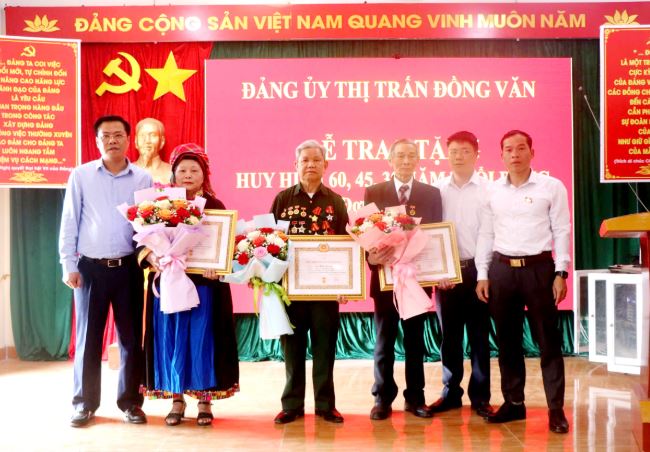 Trao Huy hiệu 60 năm tuổi Đảng cho đảng viên Đảng bộ thị trấn Đồng Văn