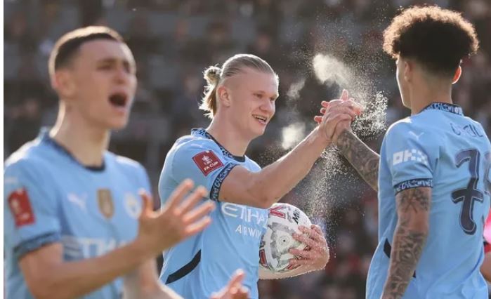 Man City ngược dòng vào bán kết FA Cup