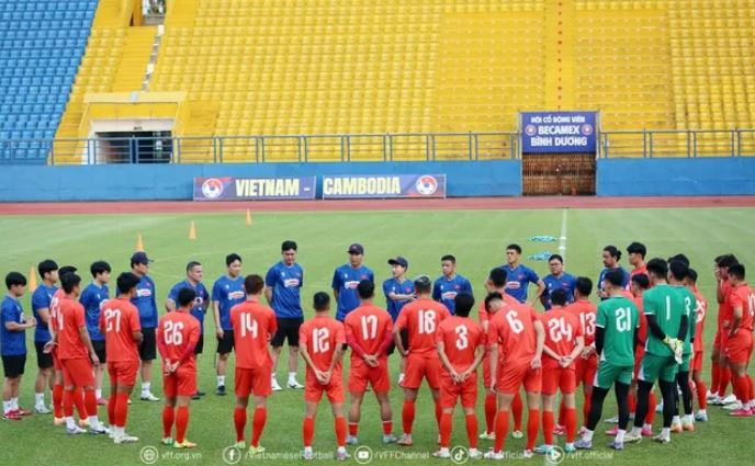 Đội tuyển Việt Nam đón tin vui với sự trở lại của thủ môn Đình Triệu trên sân tập