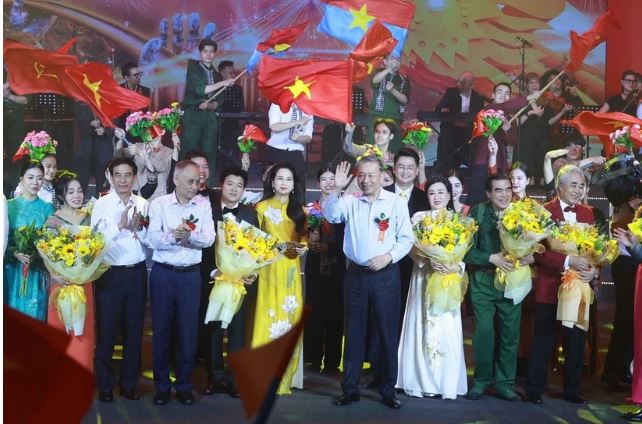 Tổng Bí thư Tô Lâm dự Chương trình nghệ thuật “Đảng trong mùa Xuân đại thắng”