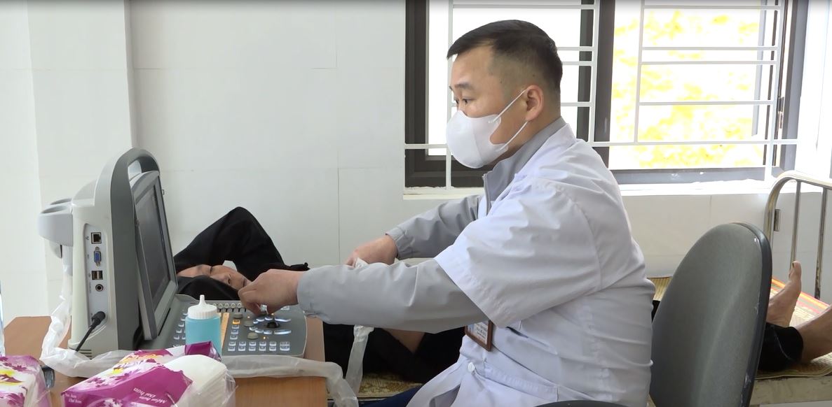 Bắc Quang khám chữa bệnh, cấp phát thuốc miễn phí cho người dân tại các xã khu vực III