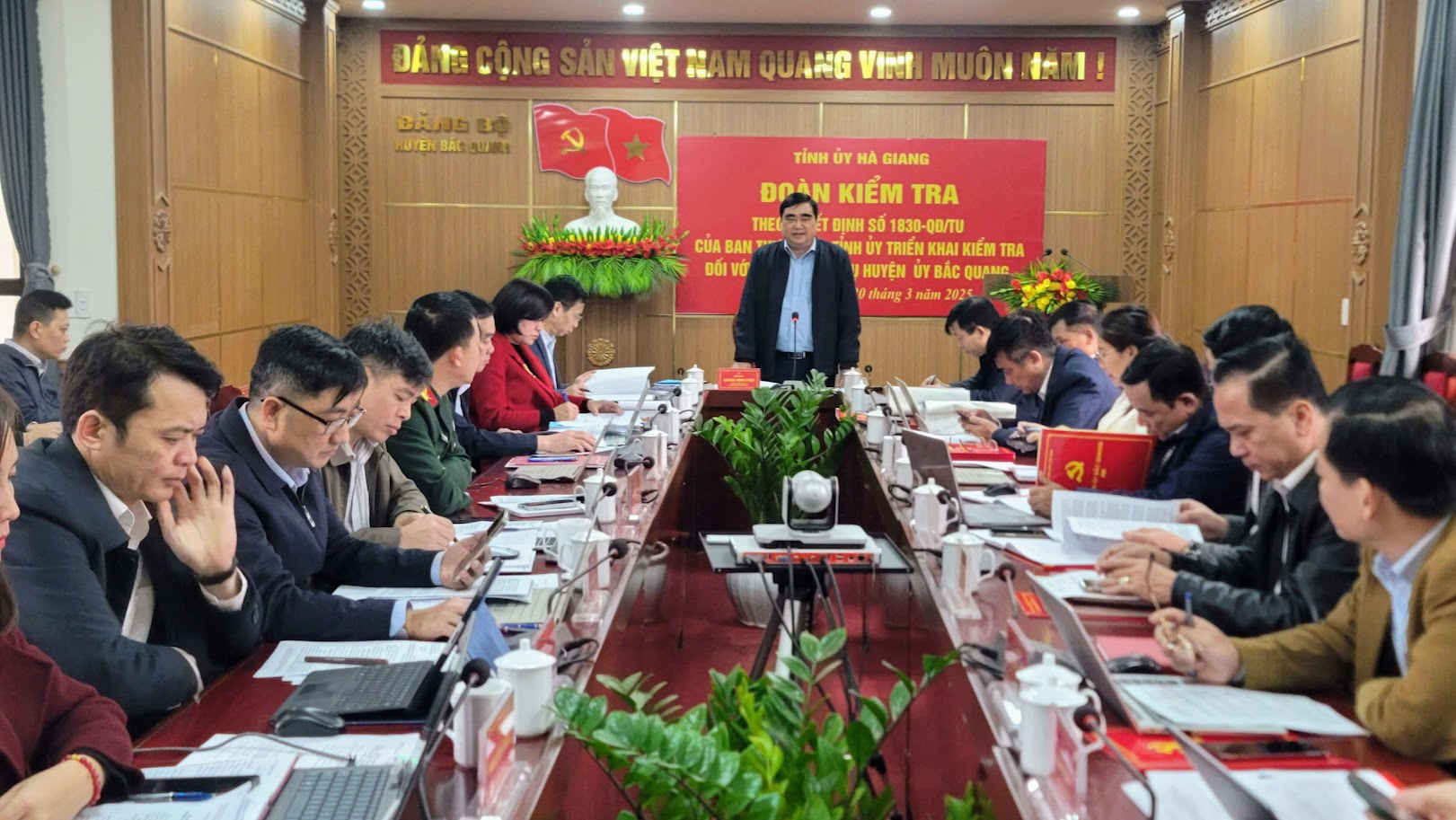 Trưởng ban Nội chính Tỉnh ủy Hoàng Đình Phới làm việc tại huyện Bắc Quang