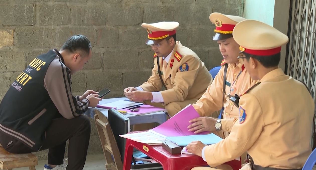 Đẩy mạnh tuyên truyền, hướng dẫn đăng ký xe và nộp phạt vi phạm giao thông trên Cổng dịch vụ công trực tuyến