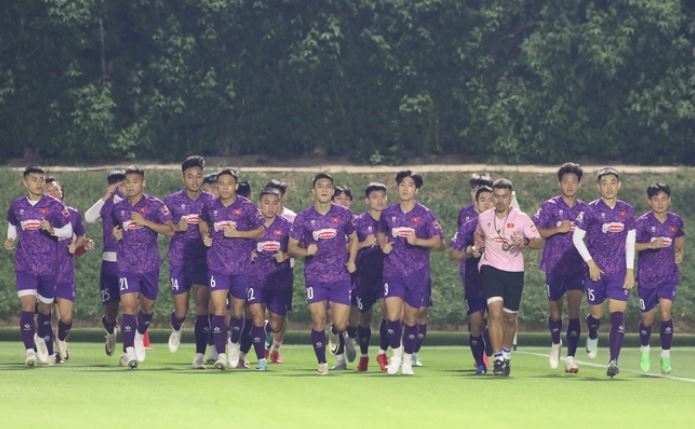 Đội tuyển U23 Việt Nam tập nhẹ trong buổi luyện quân đầu tiên tại Qatar